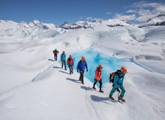 Caminar por la inmensidad del Perito Moreno en El Calafate